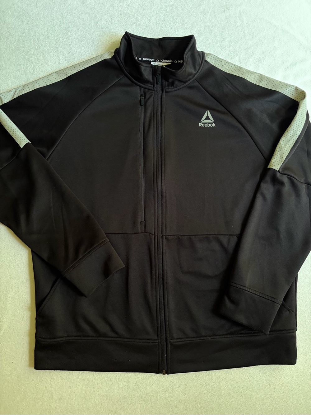 Reebok Black Men’s XL Full-Zip Performance Jacket with Light Gray Panels